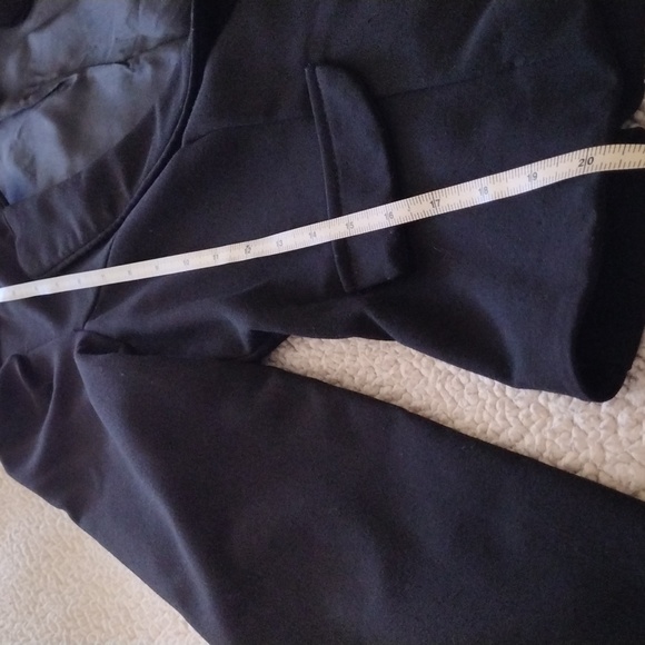 Windsor Cropped Blazer. Size Medium - Picture 4 of 5